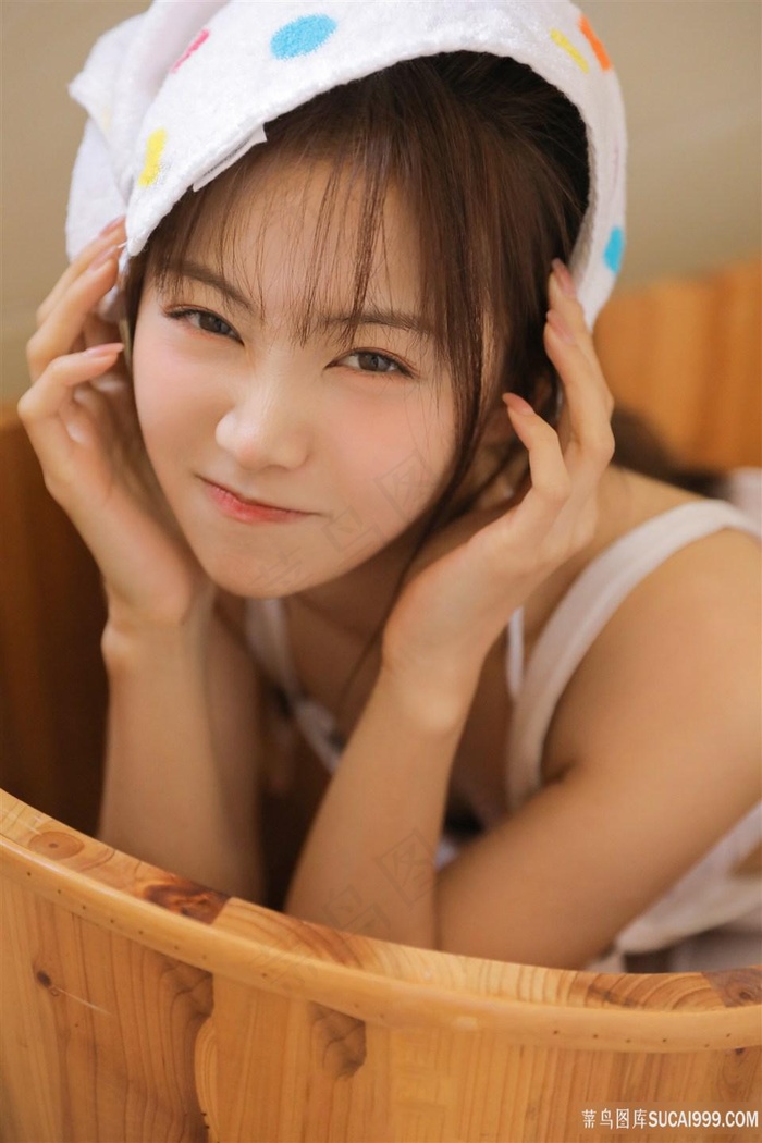 趴下裤子打pp真实视频
