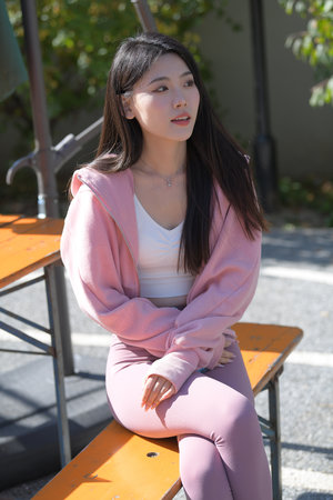 高中女学生趴开让男生诵